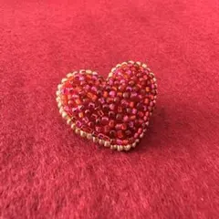 【ハンドメイド】赤いハートのぷっくりブローチ 小さいサイズ ビーズ刺繍