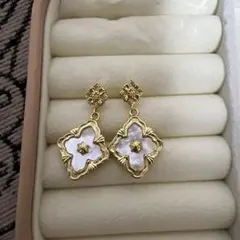 花形 ゴールド ピアス(両耳用)