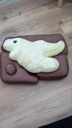 SALEキャラパキ　バンダイ 恐竜クッション 　非売品ティラノサウルス