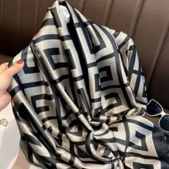 幾何学模様 ブラック ベージュ ストール 大判 サイズ：90cmx 90cm