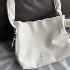 ショルダーバッグ 白 レディース 軽量 コンパクト 斜め掛け