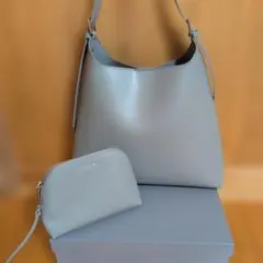 美品 CHARLES & KEITH ショルダーバッグ ポーチ付きのサムネイル
