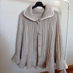 ベージュ ケーブルニット ポンチョ