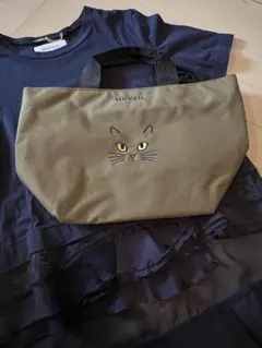 フリル付きネイビー半袖Tシャツとトートバッグのサムネイル