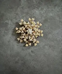 パールブローチ