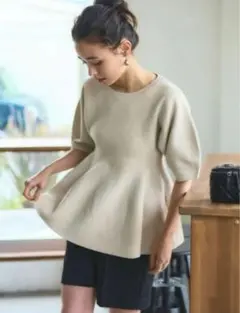 最終値下げ 新品 titivate リブ編み ペプラム ベージュ フレアトップスのサムネイル