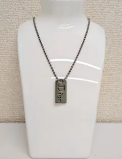 Dior ロゴ プレート ネックレス ガンメタ