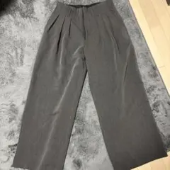 グレーのスラックスのサムネイル