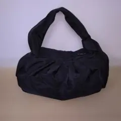 黒のナイロンショルダーバッグ ギャザー付き
