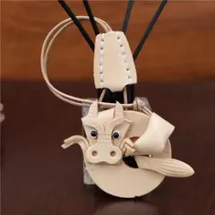 超人気新品★龍(りゅう)(白)★ひも付き★牛革製★キーホルダー★バッグチャーム