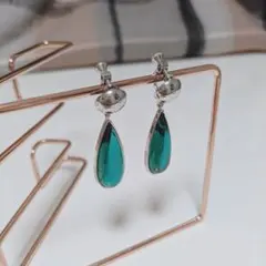【値下げしました】エメラルド グリーン 雫 ティア イヤリング シルバー 大ぶり