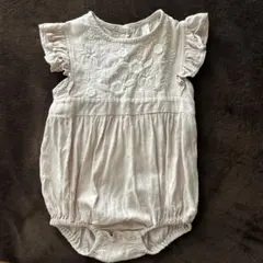 ベージュ フリル袖 花柄刺繍ロンパース