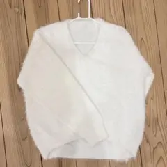 Vネック 白セーター