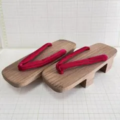 伝統的な木製下駄 　赤い鼻緒　全長23cm 高さ5cm 幅7.5cm