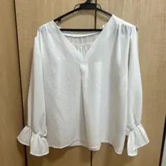 ホワイト Vネック フリル袖ブラウス