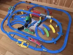 プラレール　まとめ売り　レイアウト　踏切　鉄橋　駅　トンネル　洗車場　車両