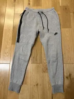 NIKE テックフリースパンツ　グレー