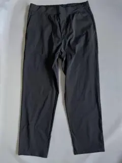 ユニクロ　ウルトラストレッチアクティブテーパードパンツ　メンズ黒