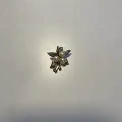 パールとシルバーの花形ブローチ