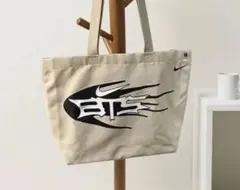 BTS Nike x BTS トートバッグ ナイキ 刺繍 フロッキー ロゴ - メルカリ
