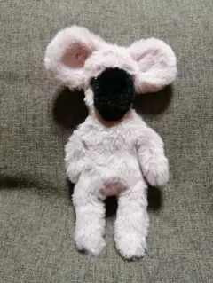 顔が鼻のピンクのコアラのぬいぐるみ。