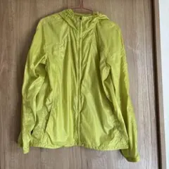 明るい黄色のナイロンパーカー　UNIQLO