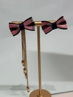 リボン型ピアス ピンクと黒のストライプ