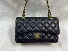 CHANEL ブラック キルティング フラップバッグ