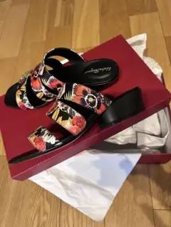 Salvatore Ferragamo フェラガモ　サンダル　新品のサムネイル
