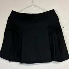 黒いミニプリーツスカート