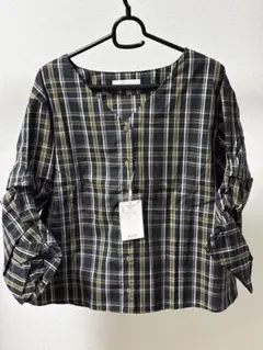 ディスコート黒系チェック柄綿混ギャザー七分袖ノーカラーブラウス