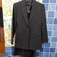 オフィス　レディーススーツ紺　　　　　　　　ジャケット丈　　長め