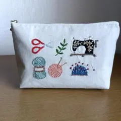 裁縫道具の刺繍のポーチ
