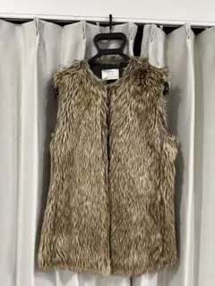 【Bershka】レディース　ファーベスト　Sサイズ