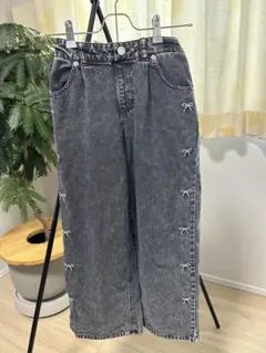 リボン刺繍入り ケミカルウォッシュ デニムパンツ