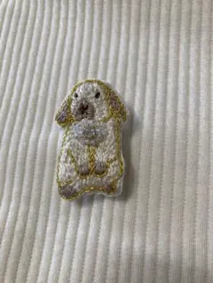 お値下げ中！垂れ耳うさぎの刺繍ブローチ　ビーズ