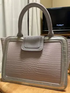 odette e Odileくすみピンクにシルバーの縁どりのハンドバッグ