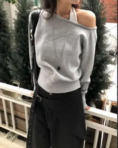 オフショルダークロップド丈ニット