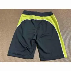 黒と黄緑のショートパンツ