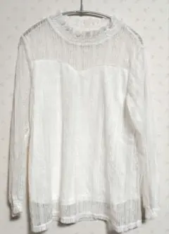 ホワイト 長袖 フリル付きトップス
