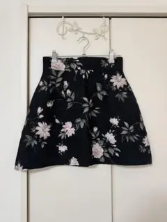 evelyn 花柄 台形ミニスカート ブラックのサムネイル