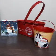 赤い金属製バスケット