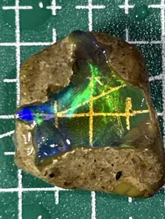 小さいですがライトなしでも綺麗 エチオピアオパール 16.45ct