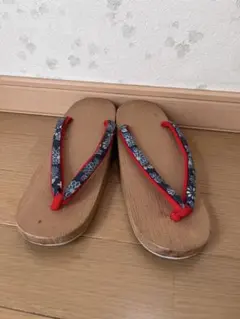 伝統的な草履 赤と青の花柄