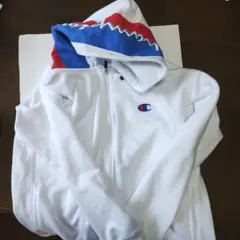 フードで魅せる！　Champion パーカー ホワイト/レッド/ブルー