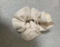 クリーム色 パール付き フラワーシュシュ