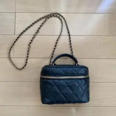 黒いキルティングショルダーバッグ