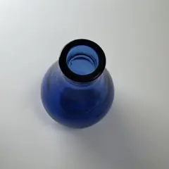 青いガラス製ボトル
