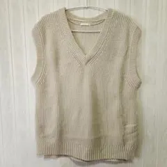 GU ベージュ Vネック ニットベスト