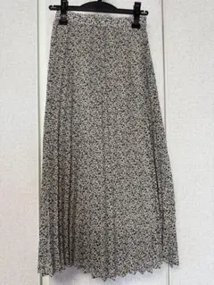 【値下げしました】GU フラワープリント ロングプリーツスカート　Sサイズ